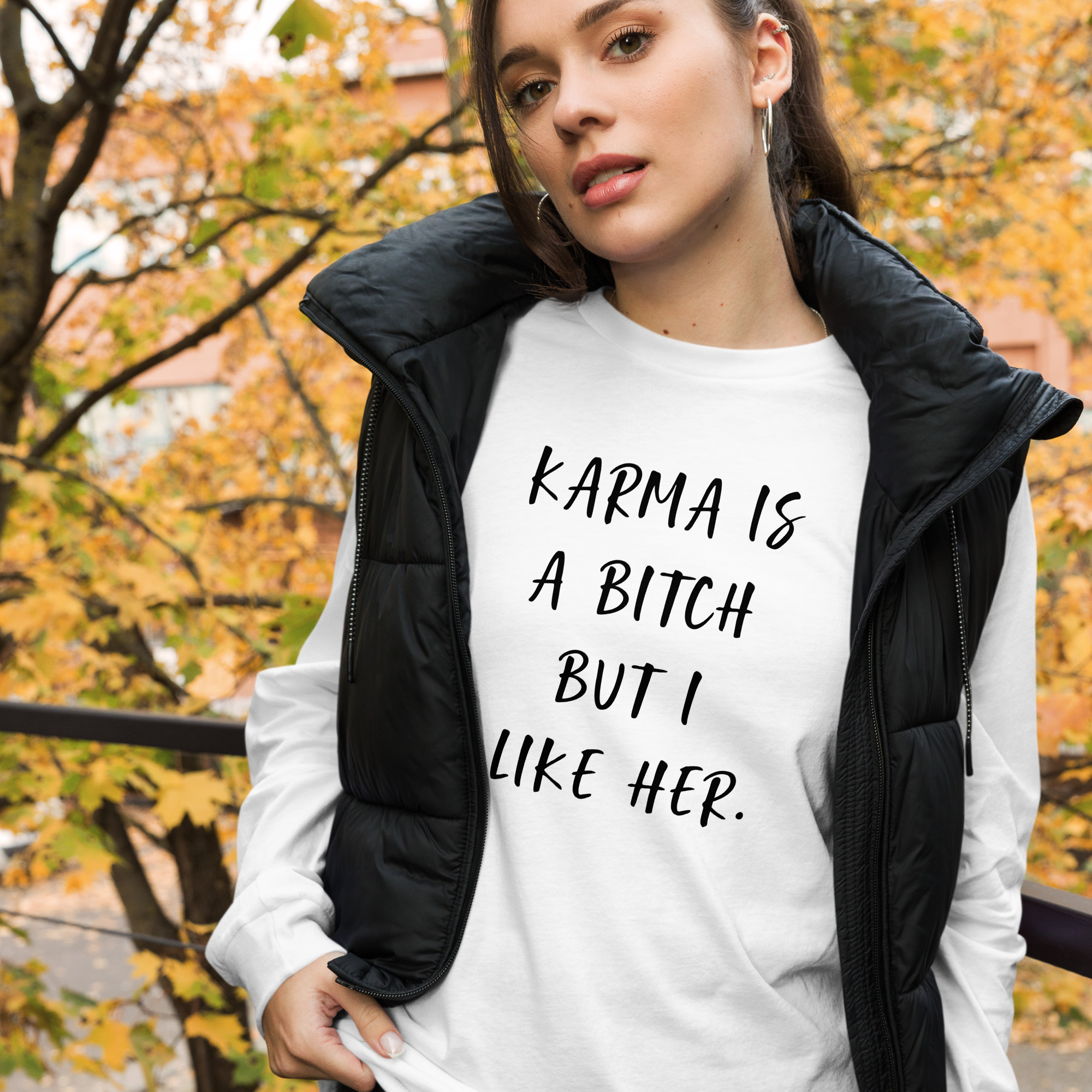 „Karma is a bitch“ – Langärmeliges Unisex-T-Shirt